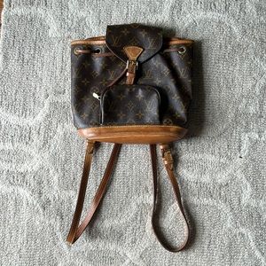 Authentic Louis Vuitton 90s backpack in very good condition.